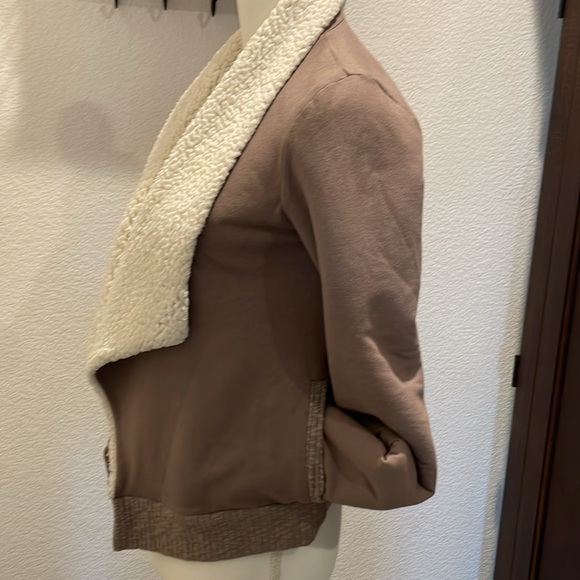 Splendid 95% cotton jacket withh faux Sherpa lining. So soft! Nice taupe. GUC! - Picture 4 of 10